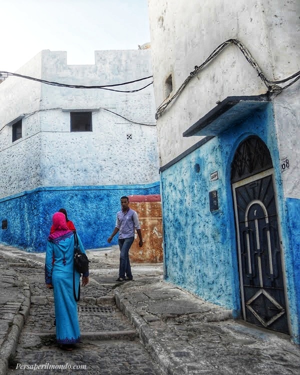 Donna araba in vicolo bianco e blu a Rabat