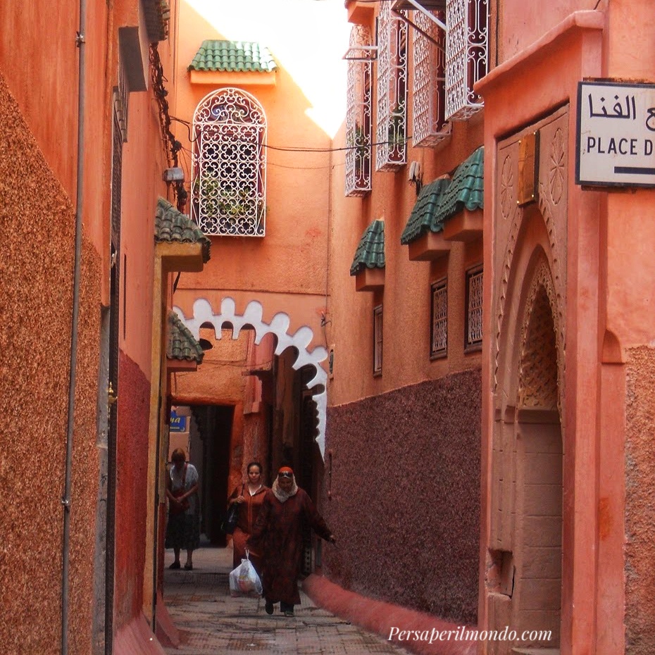 vicolo color ocra di Marrakesh