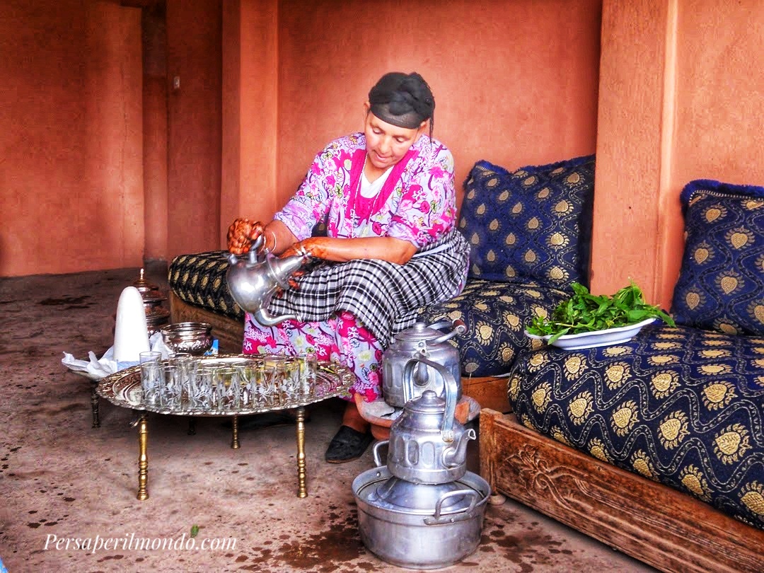 Donna berbera che versa il tè