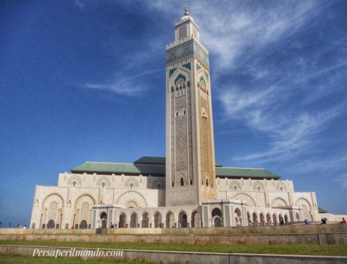 Veduta esterna della Moschea di Hassan II e minareto