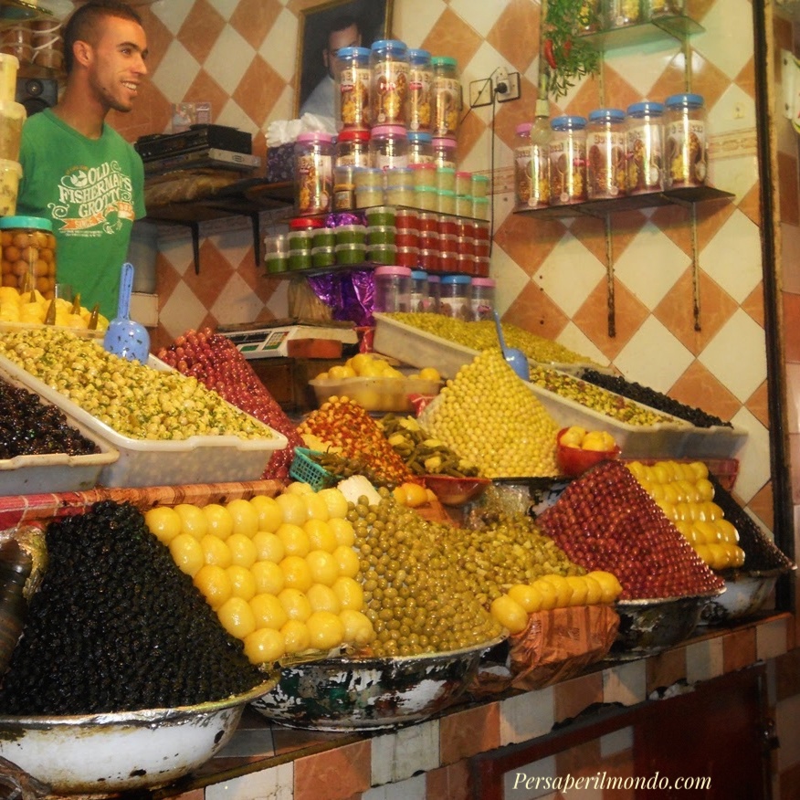 Banco di frutta al mercato RCIF di Fez