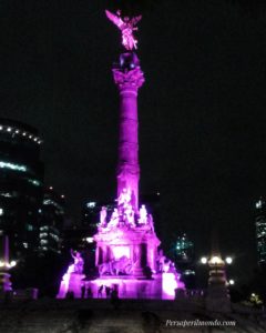Vista notturna dell' Angel de la Indipendencia in Paseo de la Riforma Città del Messico