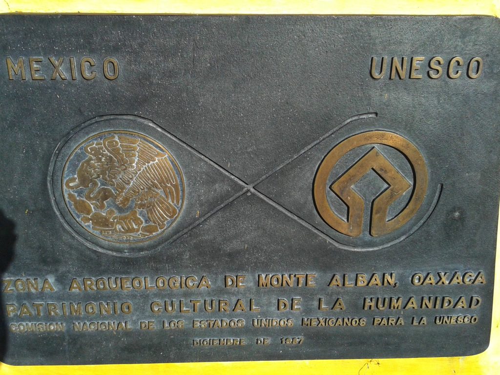 Targa UNESCO della zona archeologica di Monte Alban a Oaxaca