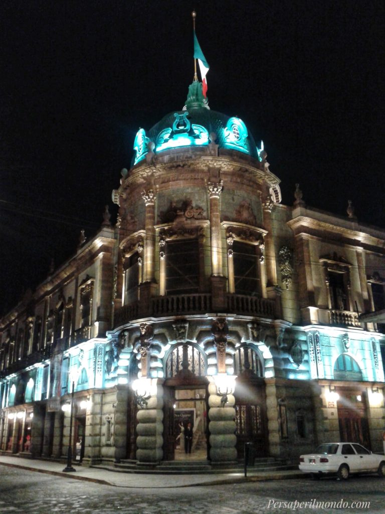 Vista notturna della facciata del Teatro Macedonio Alcalà Oaxaca