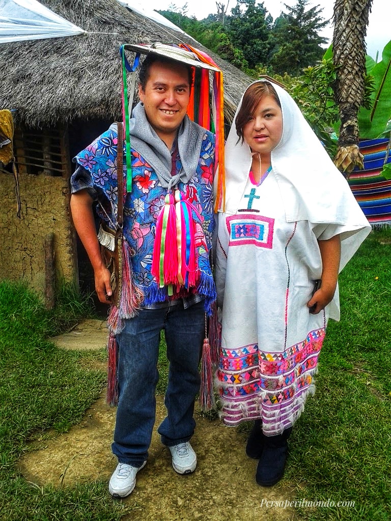 sposi in abiti tradizionali a Zinacantan in Chiapas (Messico)