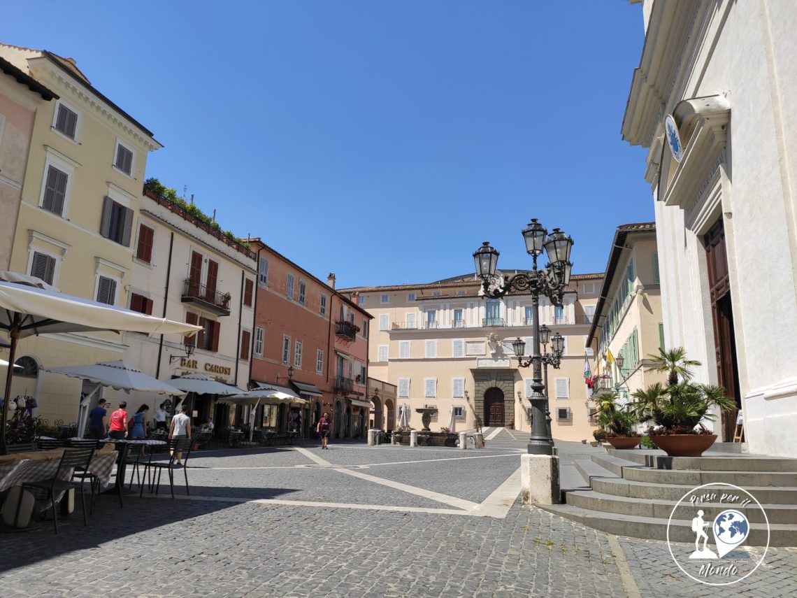 Piazza centrale di Castel Gandolfo con Ingresso Palazzo Pontificio sullo sfondo