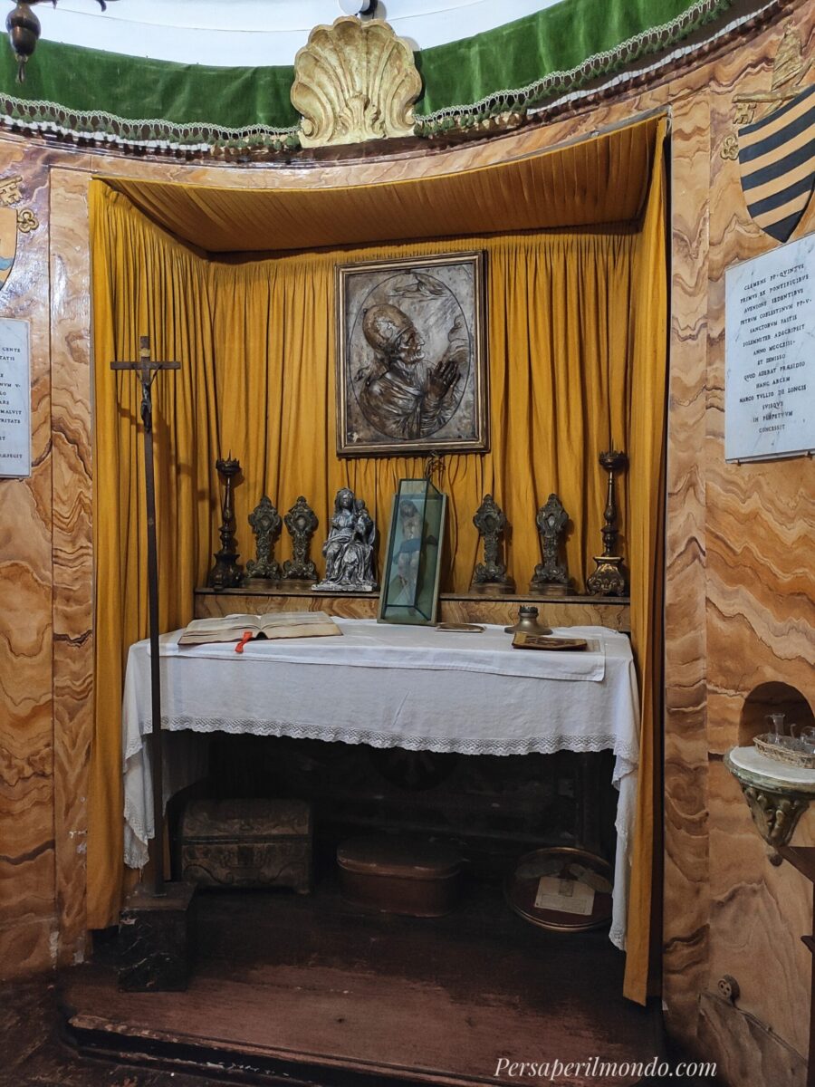 Altare nella Cappella Longhi del castello di Fumone costruita in onore di Celestino V