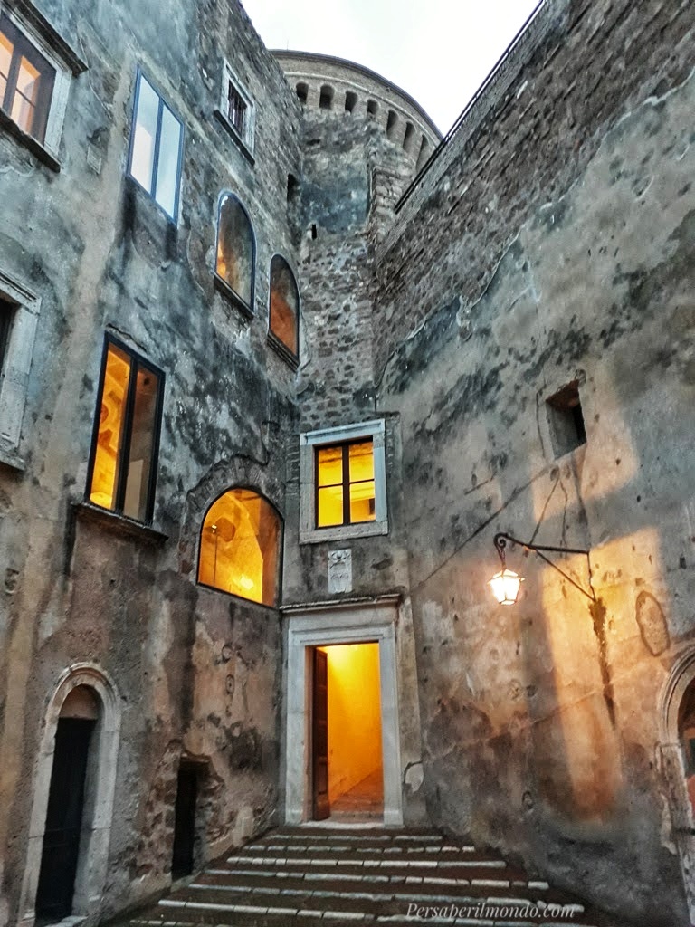 Castello di Giulio II in notturna illuminato