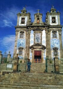 Scalinata e facciata chiesa di Sant'Ildefonso a Porto