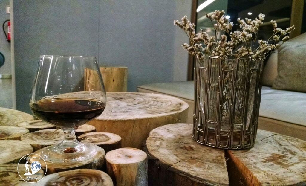 Bicchiere di Madeira su tavola di legno
