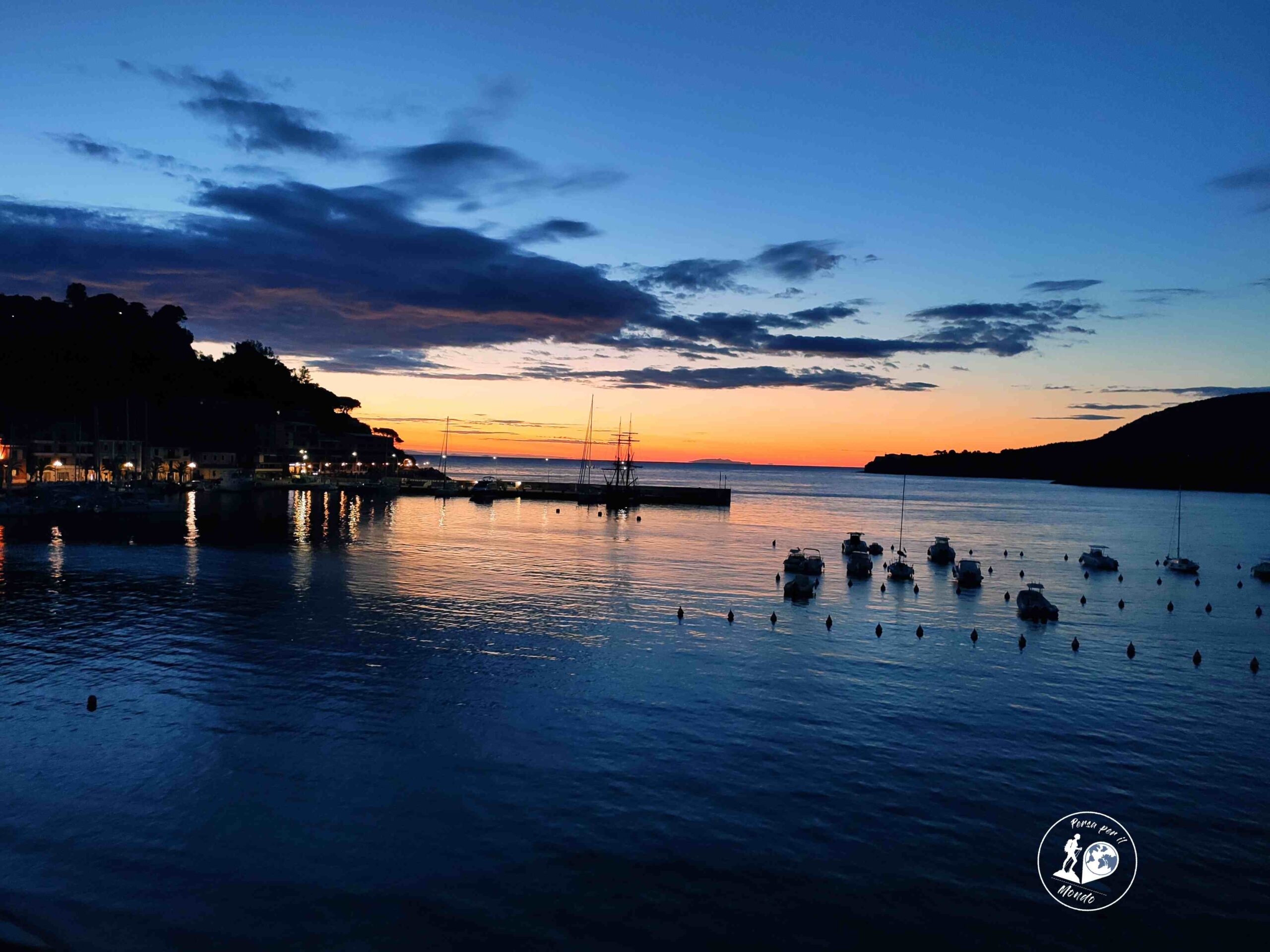 Vista dell'alba sul porto di Porto Azzurro Elba