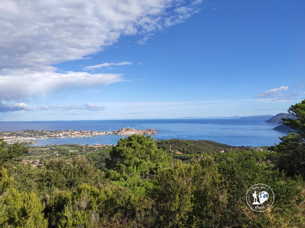 Paesaggio montano con vista di Porto Ferraio dalla GTE