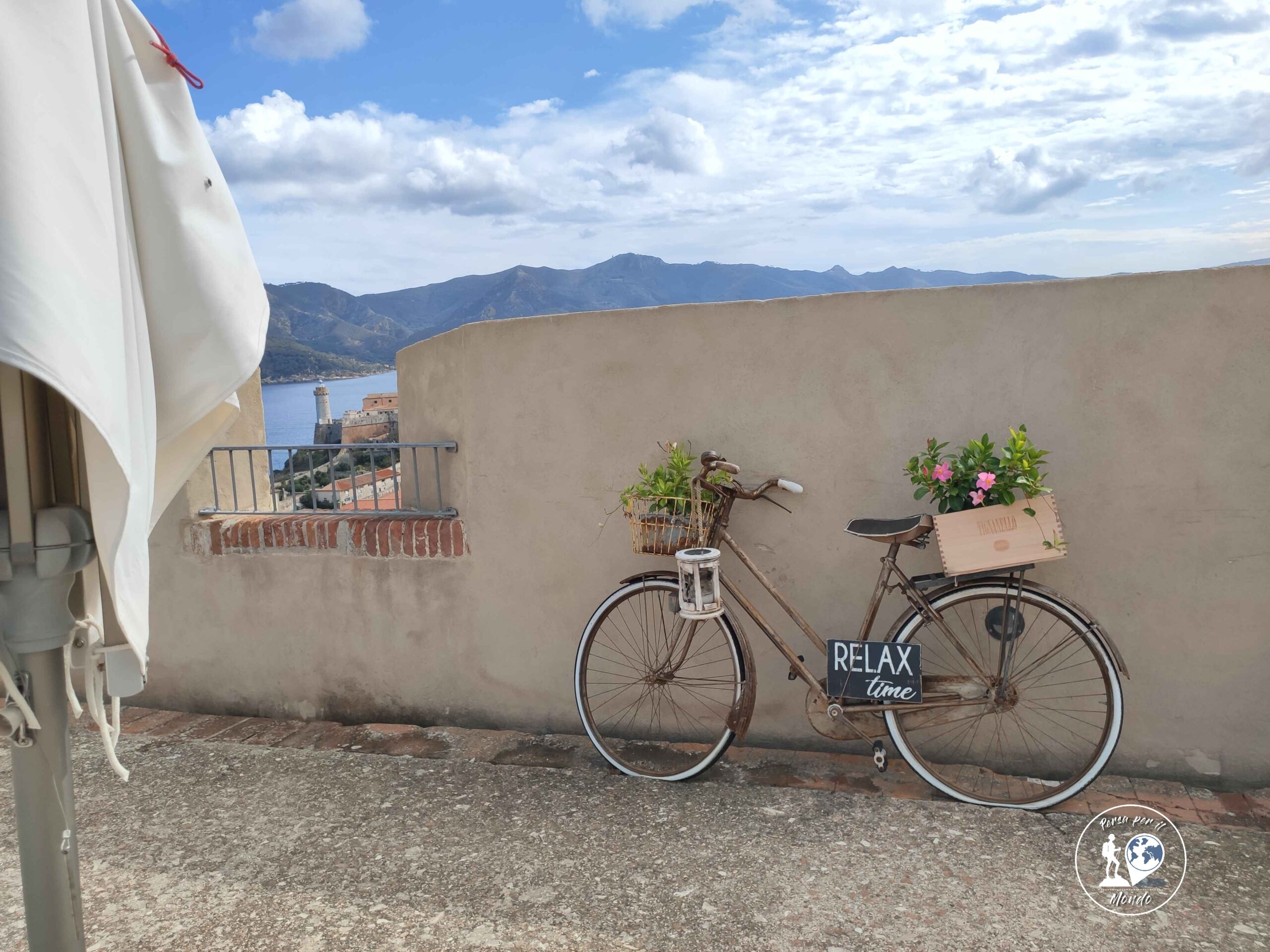 Bicicletta con scritta relax time su Forte Falcone a Portoferraio
