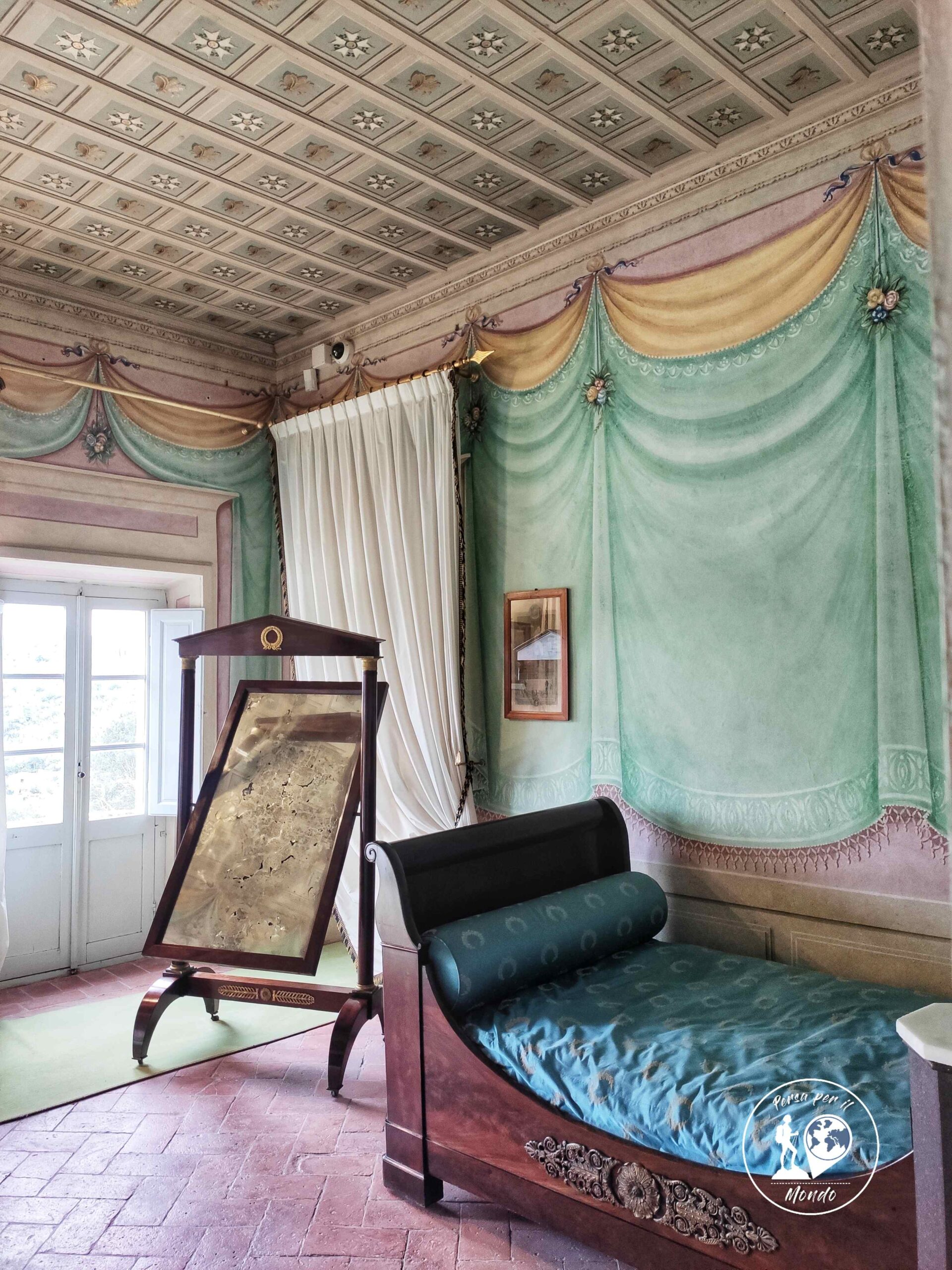 Stanza da letto di Napoleone con letto, specchiera e soffitto con api operose, Villa San Martino Portoferraio