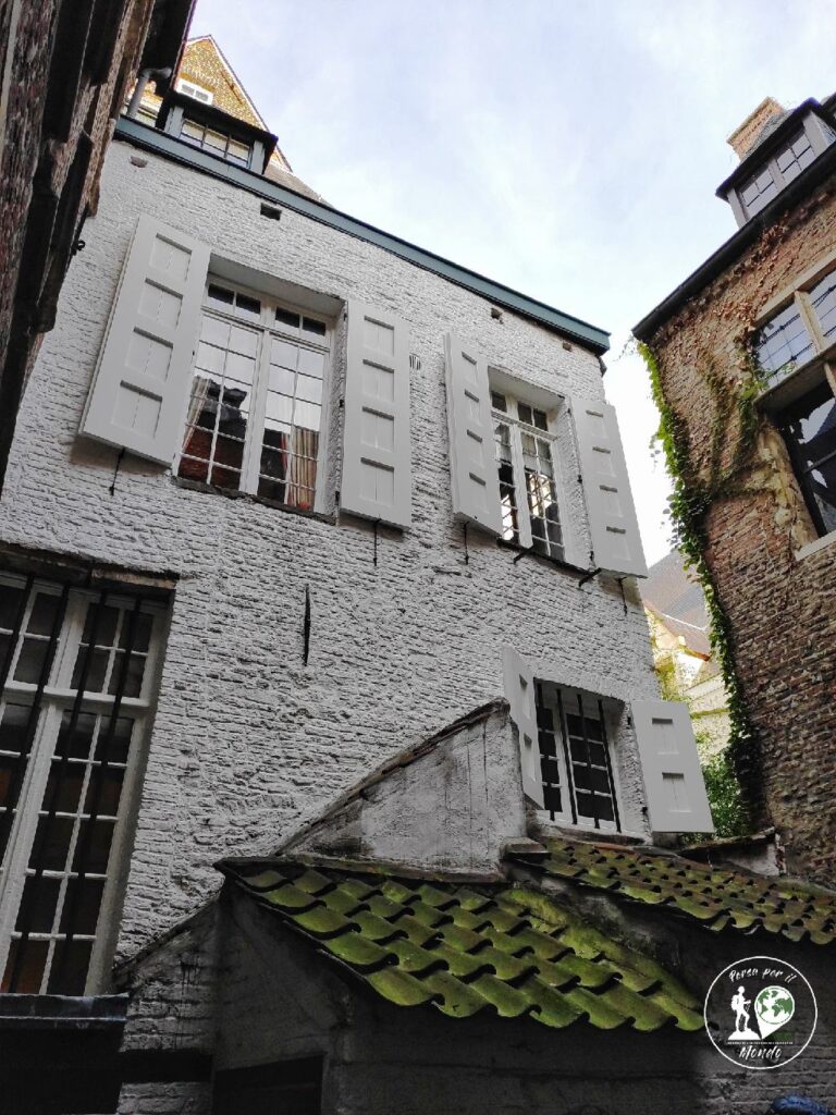 Facciata bianca di un edificio nel centro storico di Anversa