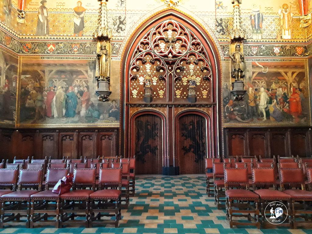 Affreschi dorati nella sala gotica del municipio di Bruges