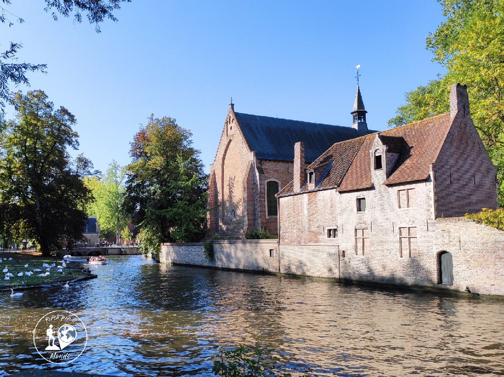 Slargo sul canale Minnewater sullo sfondo le mura del Beghinaggio di Bruges