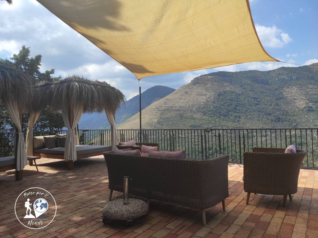 Area relax con lettini e poltrone sul terrazzo della spa Vitae
