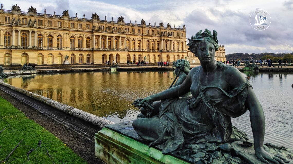 Facciata esterna e laghetto di Versailles